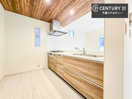 �L�b�`�� ��l�C�̑Ζʎ��V�X�e���L�b�`�����̗p���Ă��܂��I���Ƒ��̃R�~���j�P�[�V���������R�Ƒ�����݌v�ł��B
���q�l�ɂ��ڂ��͂��̂Ŋ������ł��ˁB�L�X�g���ĉ��K�ɍ�Ƃ��i�݂܂��B