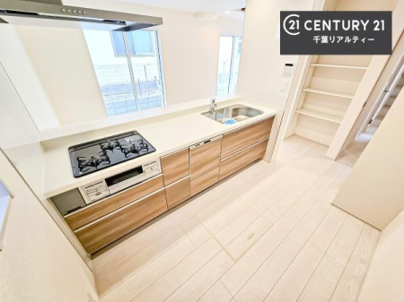 �L�b�`�� ��Ƃ肠�钲���X�y�[�X�ō�Ƃ����₷�����K�ȃL�b�`���ł��I
���q�l�ƈꏏ�ɂ��َq������y���߂�L�X�X�y�[�X�ł��B�y�����������ԂɂȂ肻���ł��ˁI