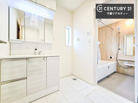 ���ʑ�E���ʏ� �O�ʋ��d�l�̐��ʏ��́A�g�����Ȃ݂����₷������I���͎��[�ɂȂ��Ă��܂��B�h���C���[�₨���ϓ����Еt������̂Ő��ʑ������X�b�L���ƌ����邱�Ƃ��o���܂��I