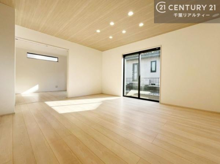 ���r���O �傫�ȑ����炽���Ղ�̗z���������閾�邢���r���O�B�J�����̂��郊�r���O�ŉƑ��c���̂��났�̎��Ԃ��߂����܂��B