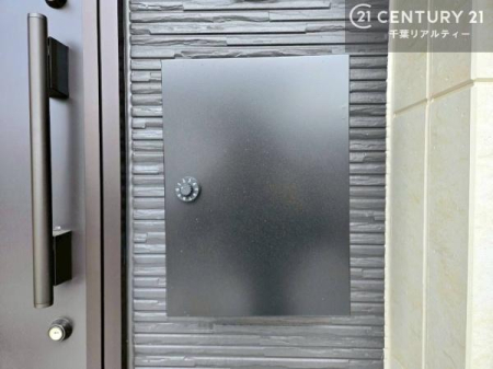 ���̑����n ���փh�A���̕ǖʂɂ�������Ɛ݂���ꂽ�|�X�g�B
������W���Ȃ��X�}�[�g�Ȕz�u�ŁA�@�\���ƃf�U�C�����𗼗����Ă��܂��B