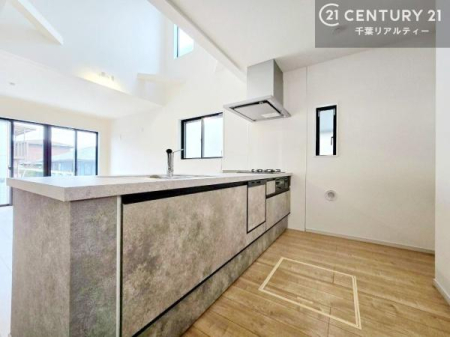 �L�b�`�� �J�������ӂ��Ζʎ��̃I�[�v���L�b�`���B��ƃX�y�[�X����������m�ۂ���Ă���A�����ɂ��z�����ꂽ�g������̗ǂ��݌v�B�z�V��Еt�����X���[�Y�ɍs���܂��B