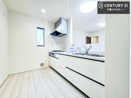 �L�b�`�� ��Ƃ肠�钲���X�y�[�X�ō�Ƃ����₷�����K�ȃL�b�`���ł��I
���q�l�ƈꏏ�ɂ��َq������y���߂�L�X�X�y�[�X�ł��B�y�����������ԂɂȂ肻���ł��ˁI