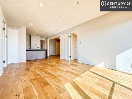 ���r���O �傫�ȑ����炽���Ղ�̗z���������閾�邢���r���O�B�J�����̂��郊�r���O�ŉƑ��c���̂��났�̎��Ԃ��߂����܂��B