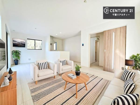 ���r���O �Ƌ��CG�p�[�X�ł��B��؂ȉƑ����W�܂邩�炱��LDK�ɂ͂�����肽���B
�q�����������C�ɏ΂��Ȃ��瑖�����Ă���p�����������u�L���Ƃɂ��ėǂ������v�Ǝv���u�Ԃł��B