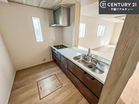 �L�b�`�� ��l�C�̑Ζʎ��V�X�e���L�b�`�����̗p���Ă��܂��I���Ƒ��̃R�~���j�P�[�V���������R�Ƒ�����݌v�ł��B
���q�l�ɂ��ڂ��͂��̂Ŋ������ł��ˁB�L�X�g���ĉ��K�ɍ�Ƃ��i�݂܂��B