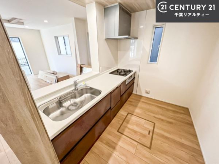 �L�b�`�� ��l�C�̑Ζʎ��V�X�e���L�b�`�����̗p���Ă��܂��I���Ƒ��̃R�~���j�P�[�V���������R�Ƒ�����݌v�ł��B
���q�l�ɂ��ڂ��͂��̂Ŋ������ł��ˁB�L�X�g���ĉ��K�ɍ�Ƃ��i�݂܂��B