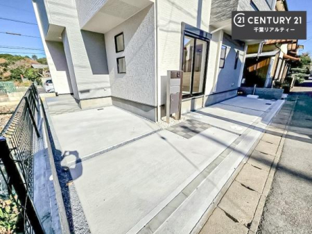 ���ԏ� ���ԃX�y�[�X��2�䕪����܂��I�Z�J���h�J�[�͂������A�o�C�N�⎩�]�ԂȂǂ��u���ꏊ�ɍ���܂���B