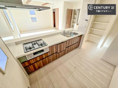 �L�b�`�� ��l�C�̑Ζʎ��V�X�e���L�b�`�����̗p���Ă��܂��I���Ƒ��̃R�~���j�P�[�V���������R�Ƒ�����݌v�ł��B
���q�l�ɂ��ڂ��͂��̂Ŋ������ł��ˁB�L�X�g���ĉ��K�ɍ�Ƃ��i�݂܂��B