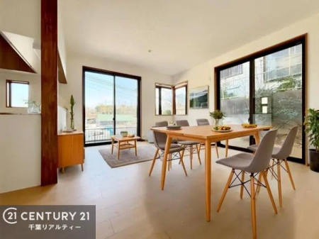 ���r���O �Ƌ��CG�p�[�X�ł��B��؂ȉƑ����W�܂邩�炱��LDK�ɂ͂�����肽���B
�q�����������C�ɏ΂��Ȃ��瑖�����Ă���p�����������u�L���Ƃɂ��ėǂ������v�Ǝv���u�Ԃł��B