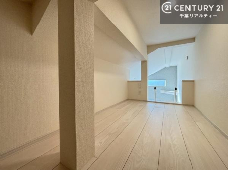 ���[ �V��������Ƃ�����ԂɃ��t�g��݂��邱�ƂŁA�J�����Ǝ��p���𗼗��B���[�͂������A���q�l�̗V�я���̃X�y�[�X�Ƃ��Ă����ʂɊ��p�ł���֗��ȋ�Ԃł��B