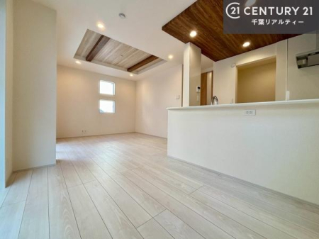 ���r���O ��؂ȉƑ����W�܂邩�炱��LDK�ɂ͂�����肽���B
�q�����������C�ɏ΂��Ȃ��瑖�����Ă���p�����������u�L���Ƃɂ��ėǂ������v�Ǝv���u�Ԃł��B