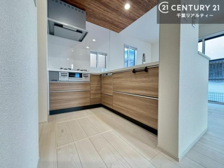 �L�b�`�� �����̉Ǝ��������Ɖ��K�ɁB�����E�z�V�E�Еt���܂ł��X���[�Y�ɂ��Ȃ���L���^�L�b�`�����̗p�B�V���N�ƃR������90�x�̊p�x�Ŕz�u����A�̂������Ɖ񂷂����Œ��������������B