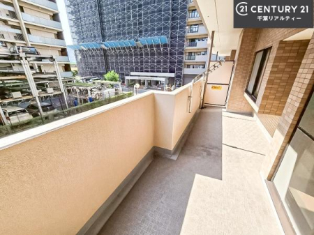 �Z�˂���̒��]�ʐ^ ������������Z��X�A���͂ɂ͍����������Ȃ��A�΂������󂪍L���J����������A
�z�����傫���Ղ��邱�Ƃ�����܂���B�C�����̗ǂ������ʂ蔲����X���݂ł��B