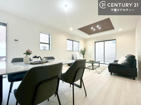 ���r���O �傫�ȑ����炽���Ղ�̗z���������閾�邢���r���O�B�J�����̂��郊�r���O�ŉƑ��c���̂��났�̎��Ԃ��߂����܂��B