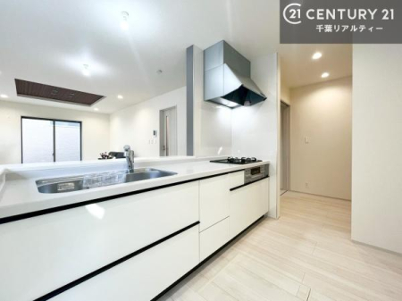 �L�b�`�� ��l�C�̑Ζʎ��V�X�e���L�b�`�����̗p���Ă��܂��I���Ƒ��̃R�~���j�P�[�V���������R�Ƒ�����݌v�ł��B
���q�l�ɂ��ڂ��͂��̂Ŋ������ł��ˁB���[�͂�����܂��I�i���d�l�ʐ^�j