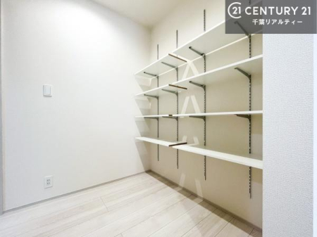 �L�b�`�� �p���g���[�t���ŁA�L�b�`������̎��[�͂��L�x�B�H�ނ⒲�������������萮���ł��A���ł��g���������̂���̓͂��ꏊ�ɁB�L�b�`�����L�X�Ǝg���āA�����I�ȉƎ��������������܂��B
