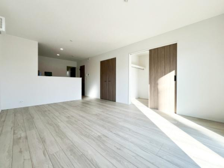 ���r���O �傫�ȑ����炽���Ղ�̗z���������閾�邢���r���O�B�J�����̂��郊�r���O�ŉƑ��c���̂��났�̎��Ԃ��߂����܂��B