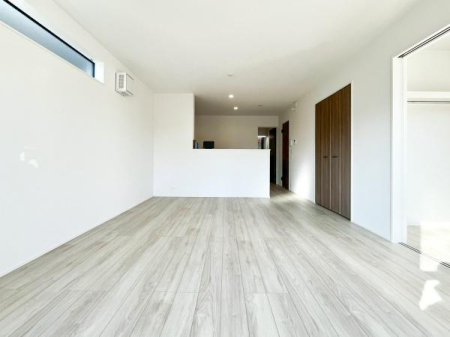 ���r���O �S�n�ǂ����r���O�͉Ƒ������R�ƏW�܂�܂��B�Ƒ��c�R�̎��Ԃ����������ł��B���Ƒ��ƁA����w�[���������Ԃ��߂��������ł��ˁB