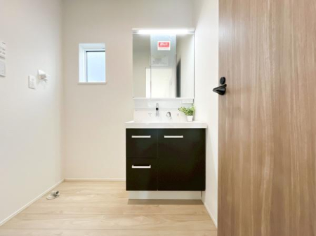 ���ʑ�E���ʏ� �O�ʋ��d�l�̐��ʏ��́A�g�����Ȃ݂����₷������I���͎��[�ɂȂ��Ă��܂��B�h���C���[�₨���ϓ����Еt������̂Ő��ʑ������X�b�L���ƌ����邱�Ƃ��o���܂��I