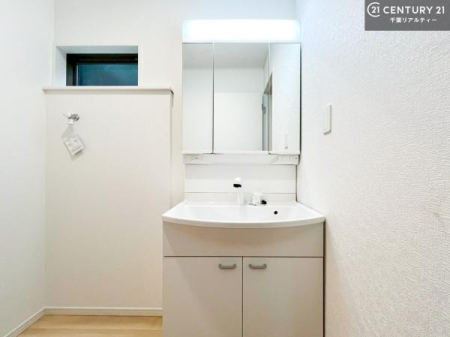 ���ʑ�E���ʏ� �O�ʋ��d�l�̐��ʏ��́A�g�����Ȃ݂����₷������I���͎��[�ɂȂ��Ă��܂��B�h���C���[�₨���ϓ����Еt������̂Ő��ʑ������X�b�L���ƌ����邱�Ƃ��o���܂��I