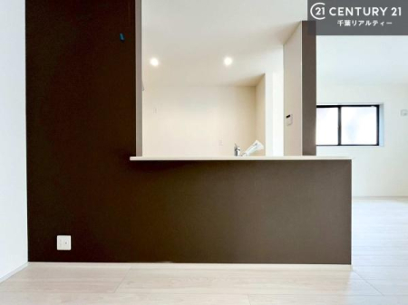 ���r���O �y���d�l�z�S�n�ǂ����r���O�͉Ƒ������R�ƏW�܂�܂��B�Ƒ��c�R�̎��Ԃ����������ł��B���Ƒ��ƁA����w�[���������Ԃ��߂��������ł��ˁB���邭�J���I�ȋ�Ԃł��B