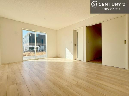 ���r���O �傫�ȑ����炽���Ղ�̗z���������閾�邢���r���O�B�J�����̂��郊�r���O�ŉƑ��c���̂��났�̎��Ԃ��߂����܂��B