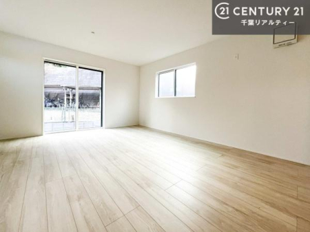 ���r���O �傫�ȑ����炽���Ղ�̗z���������閾�邢���r���O�B�J�����̂��郊�r���O�ŉƑ��c���̂��났�̎��Ԃ��߂����܂��B