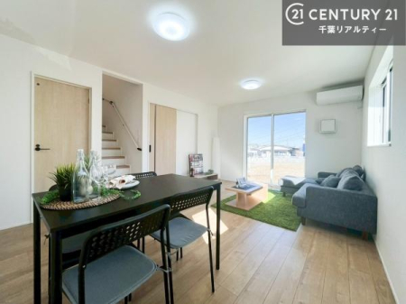 ���r���O ��؂ȉƑ����W�܂邩�炱��LDK�ɂ͂�����肽���B
�q�����������C�ɏ΂��Ȃ��瑖�����Ă���p�����������u�L���Ƃɂ��ėǂ������v�Ǝv���u�Ԃł��B