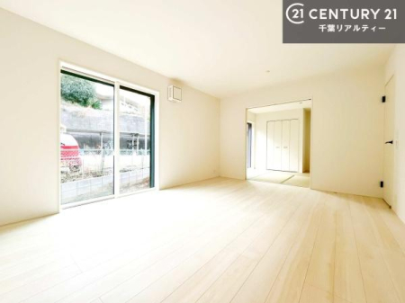 ���r���O �傫�ȑ����炽���Ղ�̗z���������閾�邢���r���O�B�J�����̂��郊�r���O�ŉƑ��c���̂��났�̎��Ԃ��߂����܂��B