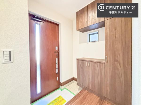 ���� ���ւ̃V���[�Y�{�b�N�X�́A���[�͗ǍD�ŌC���������萮���ł��邾���łȂ��A�㕔������I�Ƃ��Ċ��p�\�B���C�ɓ���̏�����O���[����u���΁A���q���}���邨�����ȋ�ԂɎd�オ��܂��I