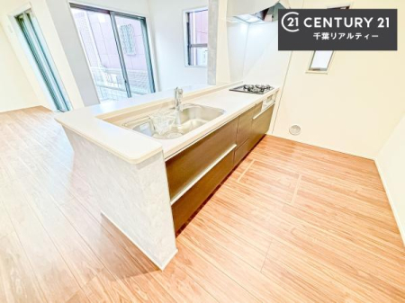 �L�b�`�� ��Ƃ肠�钲���X�y�[�X�ō�Ƃ����₷�����K�ȃL�b�`���ł��I
���q�l�ƈꏏ�ɂ��َq������y���߂�L�X�X�y�[�X�ł��B�y�����������ԂɂȂ肻���ł��ˁI