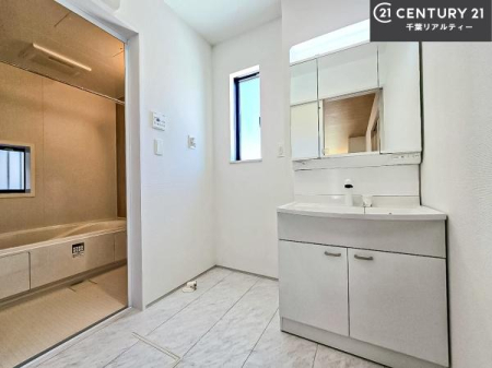 ���ʑ�E���ʏ� �O�ʋ��d�l�̐��ʏ��́A�g�����Ȃ݂����₷������I���͎��[�ɂȂ��Ă��܂��B�h���C���[�₨���ϓ����Еt������̂Ő��ʑ������X�b�L���ƌ����邱�Ƃ��o���܂��I