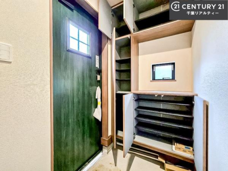 ���� �V���[�Y�{�b�N�X�t���Ȃ̂ŁA���ւ��Еt�����|�������₷���ł��I
�X�b�L���������ւŌ˂��J�����u�ԁA�������̂���S�n������Ԃ��o�}���Ă���܂��B
