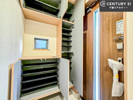 ���� �V���[�Y�{�b�N�X�t���Ȃ̂ŁA���ւ��Еt�����|�������₷���ł��I
�X�b�L���������ւŌ˂��J�����u�ԁA�������̂���S�n������Ԃ��o�}���Ă���܂��B
