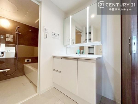 ���ʑ�E���ʏ� �O�ʋ��d�l�̐��ʏ��́A�g�����Ȃ݂����₷������I���͎��[�ɂȂ��Ă��܂��B�h���C���[�₨���ϓ����Еt������̂Ő��ʑ������X�b�L���ƌ����邱�Ƃ��o���܂��I