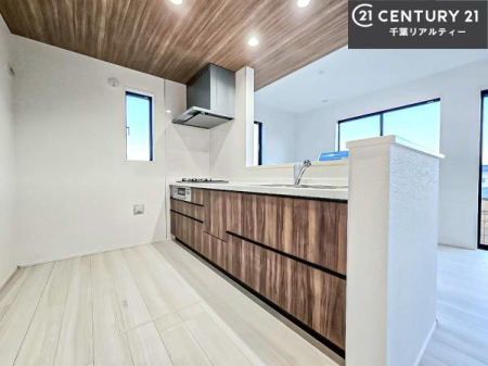 �L�b�`�� ��l�C�̑Ζʎ��V�X�e���L�b�`�����̗p���Ă��܂��I���Ƒ��̃R�~���j�P�[�V���������R�Ƒ�����݌v�ł��B
���q�l�ɂ��ڂ��͂��̂Ŋ������ł��ˁB�L�X�g���ĉ��K�ɍ�Ƃ��i�݂܂��B