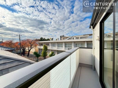 �Z�˂���̒��]�ʐ^ 3�K���Ẵo���R�j�[�͐S�n�悢�������𗁂тȂ���̂ЂƂƂ���A�镗�ɓ�����Ȃ���̃����b�N�X�^�C���ɍœK�B���󕨂�z�c���������K�ɍs���A���p���Ɖ��K�������˔��������͓I�ȃX�y�[�X�ł��B