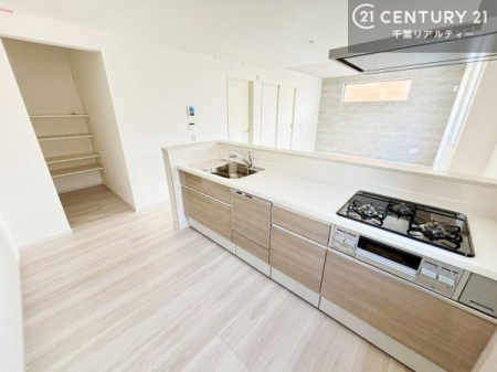 �L�b�`�� ��l�C�̑Ζʎ��V�X�e���L�b�`�����̗p���Ă��܂��I���Ƒ��̃R�~���j�P�[�V���������R�Ƒ�����݌v�ł��B
���q�l�ɂ��ڂ��͂��̂Ŋ������ł��ˁB�L�X�g���ĉ��K�ɍ�Ƃ��i�݂܂��B