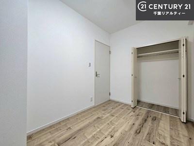 �m�� �e�����Ɏ��[�͂̂���N���[�[�b�g��ݒu�B�ו��𐮗����ڂ��₷���A����������ɂ��ꂢ�ɕۂ��Ƃ��ł��܂��B���[�ꏊ�ɍ���Ȃ��A���K�Ȑ������T�|�[�g����Z�܂��ł��B