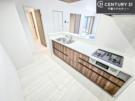 �L�b�`�� ��Ƃ肠�钲���X�y�[�X�ō�Ƃ����₷�����K�ȃL�b�`���ł��I
���q�l�ƈꏏ�ɂ��َq������y���߂�L�X�X�y�[�X�ł��B�y�����������ԂɂȂ肻���ł��ˁI