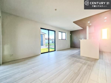 ���r���O �傫�ȑ����炽���Ղ�̗z���������閾�邢���r���O�B�J�����̂��郊�r���O�ŉƑ��c���̂��났�̎��Ԃ��߂����܂��B