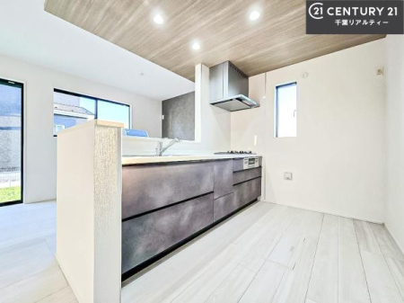 �L�b�`�� ��l�C�̑Ζʎ��V�X�e���L�b�`�����̗p���Ă��܂��I���Ƒ��̃R�~���j�P�[�V���������R�Ƒ�����݌v�ł��B
���q�l�ɂ��ڂ��͂��̂Ŋ������ł��ˁB�L�X�g���ĉ��K�ɍ�Ƃ��i�݂܂��B