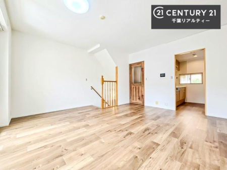 ���r���O �傫�ȑ����炽���Ղ�̗z���������閾�邢���r���O�B�J�����̂��郊�r���O�ŉƑ��c���̂��났�̎��Ԃ��߂����܂��B