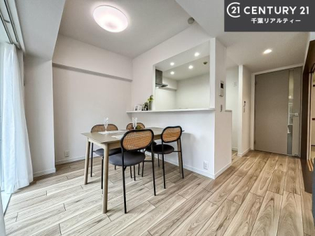 ���r���O ��؂ȉƑ����W�܂邩�炱��LDK�ɂ͂�����肽���B
�q�����������C�ɏ΂��Ȃ��瑖�����Ă���p�����������u�L���Ƃɂ��ėǂ������v�Ǝv���u�Ԃł��B