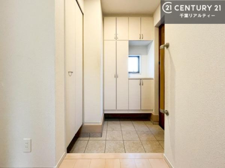 ���� ���ւ̃V���[�Y�{�b�N�X�́A���[�͗ǍD�ŌC���������萮���ł��邾���łȂ��A�㕔������I�Ƃ��Ċ��p�\�B���C�ɓ���̏�����O���[����u���΁A���q���}���邨�����ȋ�ԂɎd�オ��܂��I