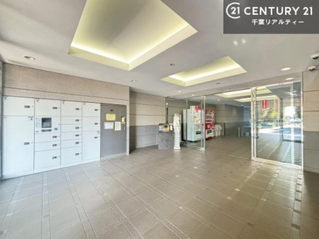 �G���g�����X �G���g�����X�̓I�[�g���b�N���̗p�B���K�҂���������m�F�ł��A�h�Ɩʂɂ��z�����ꂽ���S�̃}���V�����ł��B
�����̕�炵�ɁA�S�����Z�L�����e�B������Ă��܂��B