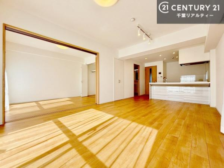 ���r���O ��؂ȉƑ����W�܂邩�炱��LDK�ɂ͂�����肽���B
�q�����������C�ɏ΂��Ȃ��瑖�����Ă���p�����������u�L���Ƃɂ��ėǂ������v�Ǝv���u�Ԃł��B