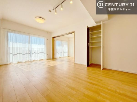 ���r���O �傫�ȑ����炽���Ղ�̗z���������閾�邢���r���O�B�J�����̂��郊�r���O�ŉƑ��c���̂��났�̎��Ԃ��߂����܂��I