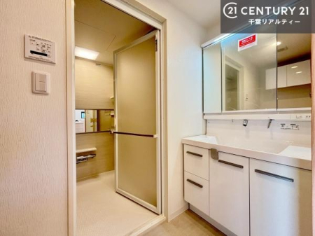 ���ʑ�E���ʏ� �܂�Ńz�e���̃p�E�_�[���[���̂悤�Ȑ��ʃX�y�[�X�B
�L���J�E���^�[�̓��C�N��w�A�Z�b�g�ɂ��g���₷���A���̏������X���[�Y�ł��B